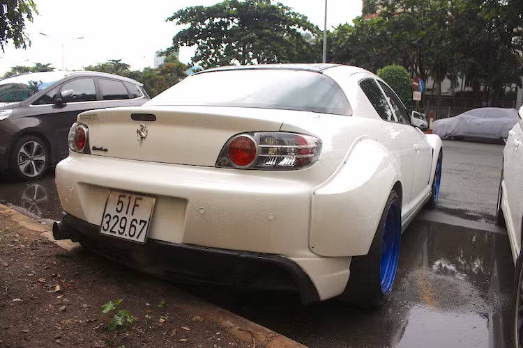 Tuy nhiên đổi lại, loại động cơ này có mô-men xoắn nhỏ, rất ăn xăng, hay bị hở gioăng và không thân thiện với môi trường. Dù có dòng chữ Turbo gắn ở phía sau, nhưng nhiều khả năng dòng chữ này cũng chi có tác dụng trang trí như những logo Ferrari, khi chiếc RX-8 vẫn giữ nguyên động cơ Wankel nạp khí tự nhiên.