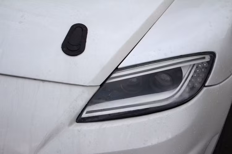 Thuộc phiên bản RX-8 cũ, nhưng cụm đèn pha của chiếc xe cũng được chế lại với các thấu kính projector và những dải đèn LED, khiến nó trở nên bắt mắt và hiện đại hơn cả phiên bản RX8 "đời cuối" sau facelift.