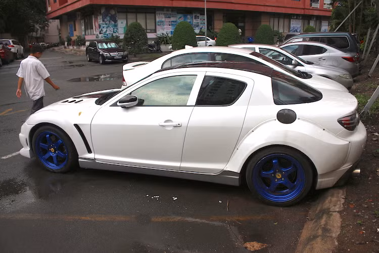 Tới năm 2009, RX8 trải qua một đợt nâng cấp giữa vòng đời lớn (facelift), với nhiều thay đổi mạnh mẽ về mọi mặt. Chiếc RX-8 tại Sài Gòn này thuộc phiên bản cũ, xe đã được chủ nhân độ lại ngoại thất để trở nên thể thao hơn. Tuy nhiên có lẽ do mong ước sở hữu một chiếc Ferrari quá lớn nên chủ xe đã gắn lên chiếc RX-8 thương hiệu Ferrari.