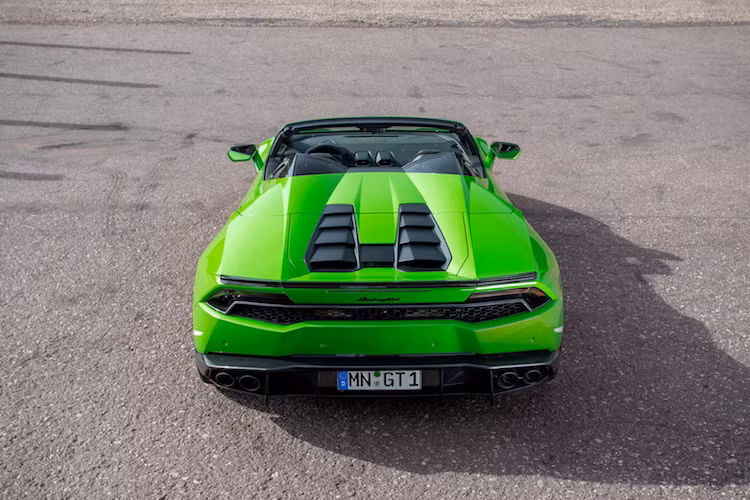 Để cải thiện thêm tính năng khí động học của xe, Novitec đã lắp một cánh đuôi nhỏ dạng nẹp ở phía sau, kèm theo cánh khuếch tán dưới cản sau. So với gói Torado dành cho Huracan coupe, cánh đuôi này có kích thước nhỏ hơn hẳn.