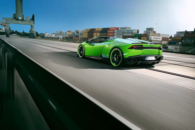 Với động cơ nạp khí cưỡng bức, công suất của Huracan Spyder đã nâng từ 602 lên thành 860 mã lực, trong khi mô-men xoắn cực đại từ 559 Nm đã trở thành 959 Nm. Với sức mạnh như trên, chiếc xe có thể "đánh bại" ngay cả "đàn anh" Aventador SuperVeloce.