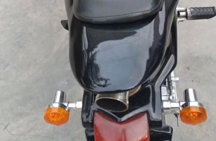 Tương tự như Honda CBR600RR hay CBR1000RR thế hệ đầu tiên, pô của chiếc xe cũng đã được giấu gọn bên dưới đuôi xe.