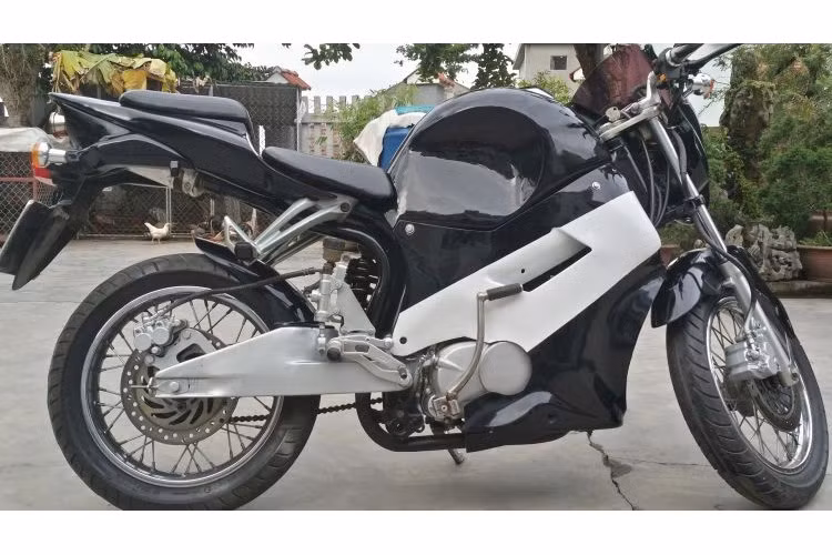 Khối động cơ nguyên bản của Honda 67 cũng đã được độ lại "nhẹ nhàng" bằng cách tăng dung tích và chế thêm đề. Nối liền với bình xăng của xe là bộ đuôi vuốt nhọn khá giống chiếc CBR600RR của Honda.