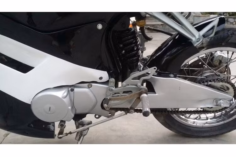 Honda 67 nguyên bản vốn có kết cấu phuộc kép ở phía sau. Tuy nhiên để chiếc xe trông thể thao hơn đúng theo dáng của một mẫu sportbike, chủ của chiếc xe đã phải độ phuộc sau thành kết cấu monoshock.
