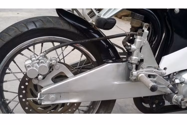 Tương tự như phía trước, bánh sau của chiếc xe cũng đã được độ lên phanh đĩa. Bộ gắp của chiếc 67 này cũng là một điểm khá độc đáo khi chủ nhân của nó đã cố gắng tạo dáng giống gắp của các mẫu sportbike từ gắp Honda Wave.