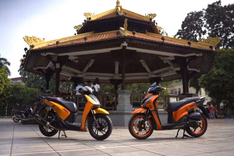 Tại Việt Nam, Honda SH được mệnh danh là mẫu xe tay ga cao cấp số 1. Trong đó, phiên bản Honda SH 2010 thế hệ trước phiên bản được nhập khẩu từ Ý về luôn được nhiều dân chơi Hà thành ưa chuộng. Phiên bản này sở hữu thiết kế mạnh mẽ, cá tính hơn nhiều so với phiên bản hiện tại.