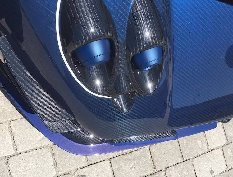 Được biết phần lớn bộ sưu tập siêu xe khủng của ông được cất trong một gara ngầm với bảo vệ canh phòng nghiêm ngặt ở Hồng Kông. Quay trở lại với Zonda Mileson, ấn tượng đầu tiên về chiếc siêu xe độc bản này đó là lớp vỏ bằng sợi carbon trần màu xanh của nó, điểm xuyết với một số chi tiết carbon đen truyền thống.