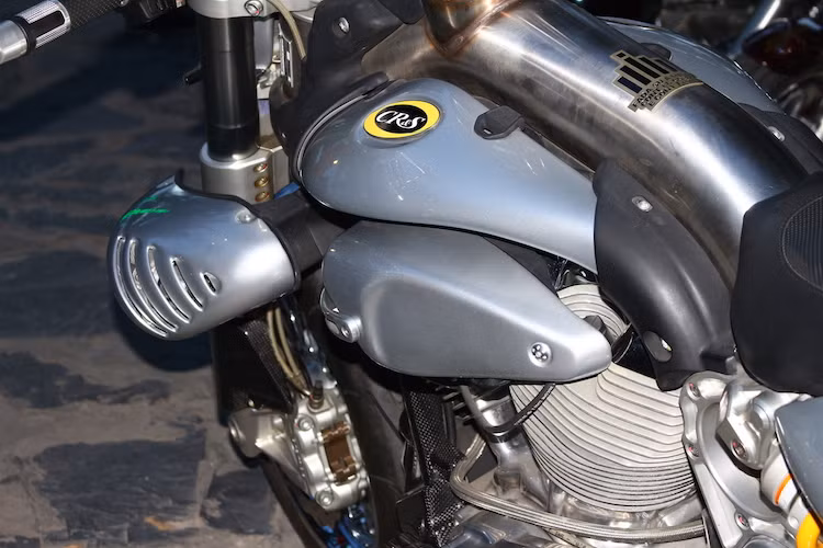 Có góc xi-lanh hình chữ V 56 độ và dung tích lên tới 117 inch khối (1917 cc), động cơ này có công suất lên tới 100 mã lực và mô-men xoắn cực đại 157 Nm. Khí thải của động cơ được thoát ra qua hệ thống xả "hàng thửa" của CR&amp;S, với pô được giấu bên phải, ở dưới gầm xe.