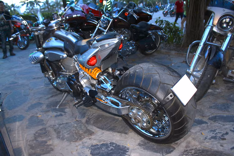 Tại Ý, giá của chiếc CR&amp;S Duu đã lên tới gần 40.000 USD. Như vậy nếu như cộng đủ các loại thuế, mỗi chiếc CR&amp;S Duu chắc chắn sẽ có giá lên tới tiền tỷ tại thị trường Việt Nam. Mặc dù có giá cực đắt nhưng hiện tại, có ít nhất 2 chiếc CR&amp;S Duu đã có mặt trên đất Việt.