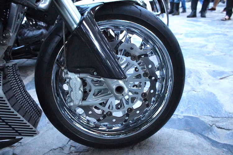 Là một mẫu siêu môtô "hàng khủng" được chế tạo thủ công, CR&amp;S đã sử dụng những vật liệu cao cấp và nhẹ nhất như sợi carbon, nhôm... để chế tạo chiếc xe, khiến nó có trọng lượng chỉ 244 kg dù có kích thước to lớn. "Dàn chân" trước của xe gồm, bánh trước có lốp 120/70/17 với mâm 17 inch 9 cánh mạ chrome và phanh Brembo Monoblock 4 pis.