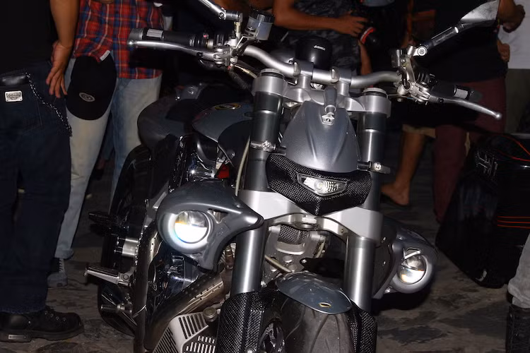 Nằm giữa cặp phuộc Sachs đường kính 48 mm (có thể nâng cấp lên phuộc Ohlins) là phần đầu của chiếc xe với duy nhất một đèn định vị nằm bao quanh bởi ốp carbon. Những đèn pha thực sự của xe có dạng LED gương cầu và nằm ở hai bên thân xe.