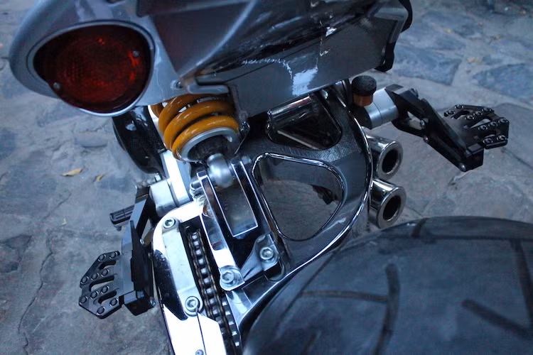 Sức mạnh của động cơ được truyền qua hộp số Baker 5 cấp tới bánh sau qua xích tải. Hệ thống càng đơn phía sau của Duu cũng đã được CR&amp;S chế tạo một cách chắc chắn từ thép không rỉ trọng lượng nhẹ với kích thước to bản, đồng thời là điểm bắt cây phuộc monoshock ở bên trái thân xe.