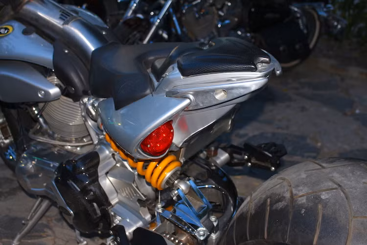 Phần đuôi của xe được vuốt nhọn và có đủ chỗ ngồi cho 2 người, tuy nhiên người phía sau sẽ phải bám chặt vào người phía trước để có thể ngồi yên trên xe, do yên sau của chiếc xe Duu thiết kế rất nhỏ.