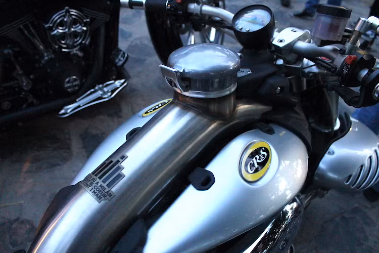 Được thiết kế theo phong cách tối giản, CR&amp;S chỉ trang bị cho Duu một đồng hồ điện tử hình tròn trên ghi-đông bằng nhôm. Điểm đặc biệt nhất trong thiết kế của chiếc xe là khung sườn có dạng một ống thép cực lớn, đồng thời đóng vai trò là bình chứa nhiên liệu.