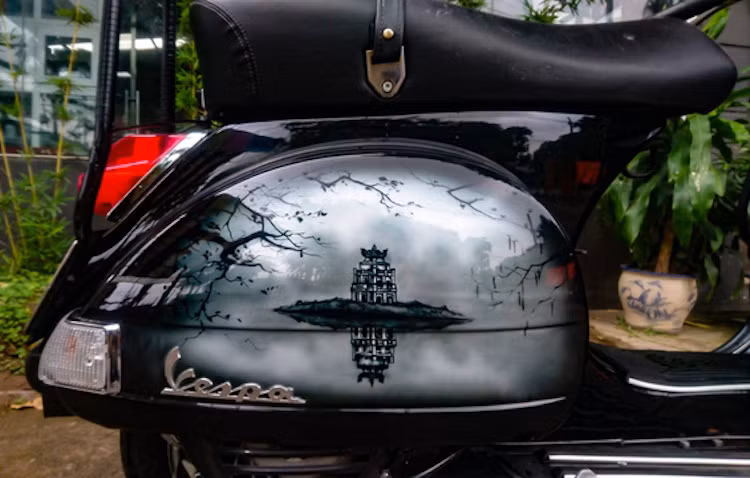 Chiếc Vespa PX125 này đã được vẽ với cảm hứng lấy từ các tấm hình đen trắng phong cách cổ điển và những công trình, vẻ đẹp mang tính đặc trưng của Hà Thành. Nổi bật trên nền sơn đen bóng của chiếc xe là 2 bên thân xe được vẽ các bức tranh miêu tả Tháp Rùa, cầu Thê Húc... với những tông màu đơn giản như xám, trắng và đen.