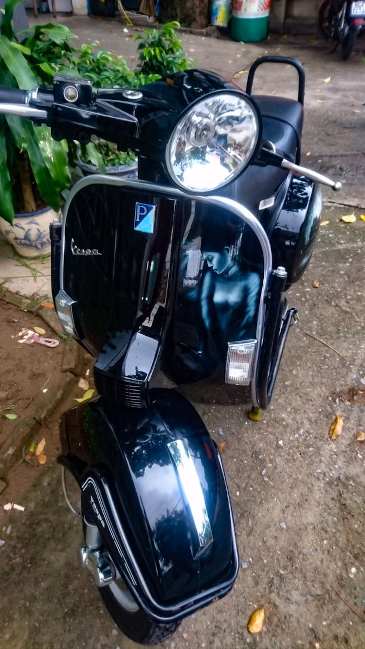 Ở phía trước chiếc xe cũng đã được sơn bằng hình ảnh của một thiếu nữ Hà Nội trong bộ áo dài trắng tinh khôi truyền thống.với tư thế ngồi e thẹn nhưng đầy tinh tế và quyến rũ.