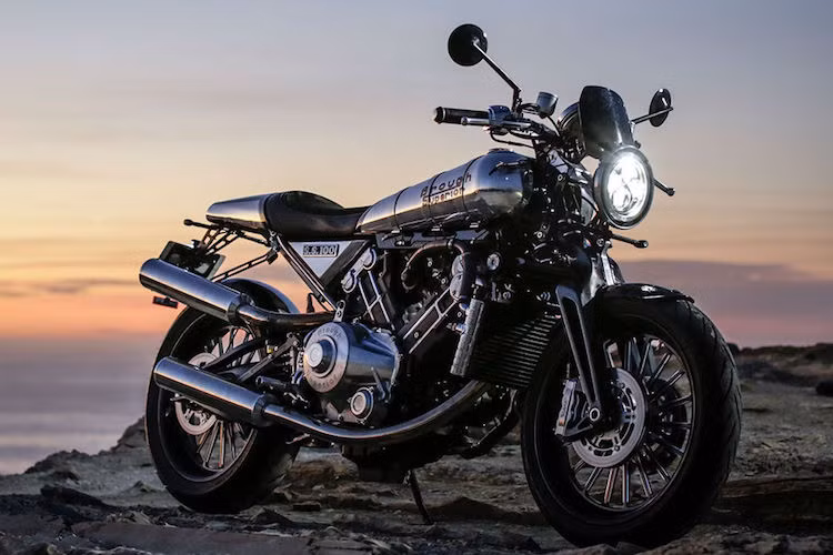 Brough Superior là hãng xe cổ của Anh Quốc, hoạt động từ năm 1919 tới 1940, từng được mệnh danh là "Rolls-Royce của thế giới xe máy". Tới năm 2008, thương hiệu này được "hồi sinh" trưng bày mẫu xe đầu tiên Brough Superior SS100 tại triển lãm xe máy Milan 2014. Là một mẫu xe sản xuất số lượng nhỏ và hướng tới các nhà sưu tập, giá của mỗi chiếc Brough Superior SS100 lên tới hơn 60.000 USD.