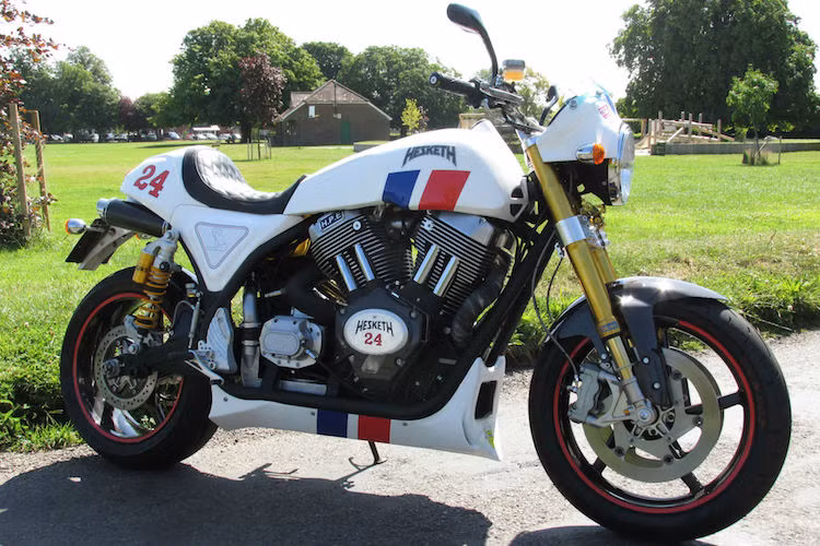 Là sự hồi sinh tên tuổi của một trong những thương hiệu xe lừng danh Anh quốc của quá khứ - Hesketh, chiếc Hesketh 24 có hiệu năng của một siêu môtô với động cơ S&amp;S 1950 cc với công suất chỉ 125 mã lực nhưng mô-men xoắn lên tới 195 Nm. Số 24 trong tên gọi của xe chỉ số lượng sản xuất, và chiếc xe này có giá tại Anh lên tới 35.000 Bảng - hay 45.816 USD.