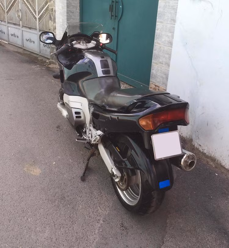 Nếu xét trong thời điểm hiện tại, thiết kế của Yamaha GTS1000 khá giản dị và "lạc hậu" nhưng khi ra mắt, kiểu dáng của nó đã nhận được nhiều ý kiến trái chiều. Cộng với hệ thống lái phía trước khác thường và mức giá đắt, chiếc xe là một "thất bại" của Yamaha về doanh số khi hãng đã ngừng bán tại Mỹ chỉ sau 1 năm. Ở các thị trường khác như châu Âu hay Nhật, GTS1000 cũng chịu cảnh "hứng bụi" trong các showroom và bãi xe tới năm 1999.