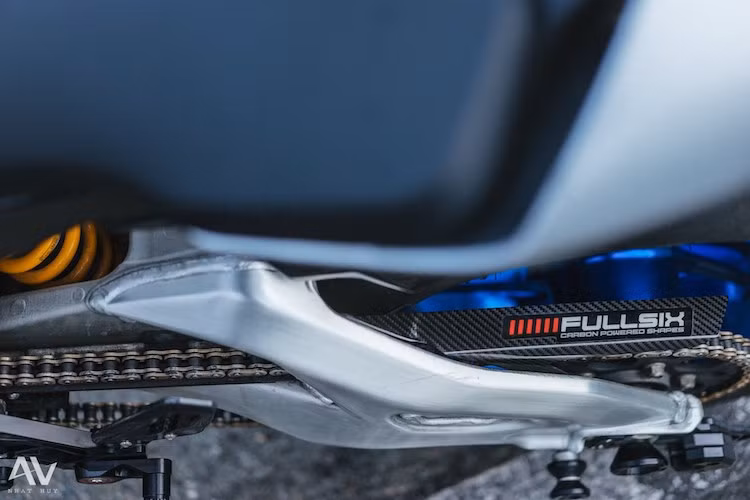 Chắn xích Fullsix được làm từ sợi carbon giúp bổ sung thêm một chi tiết từ loại vật liệu siêu nhẹ này vào trong tổng thành của R1M.