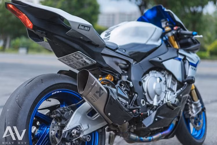 Ngoài ra, không thể không kể tới hệ thống xả full system titanium của Akrapovic đã được trang bị cho xe. Do chính hãng xe Yamaha đặt hàng hãng pô nổi tiếng Akrapovic để dành riêng cho R1, hệ thống xả này sẽ giúp phát huy tối đa hiệu năng của chiếc xe.