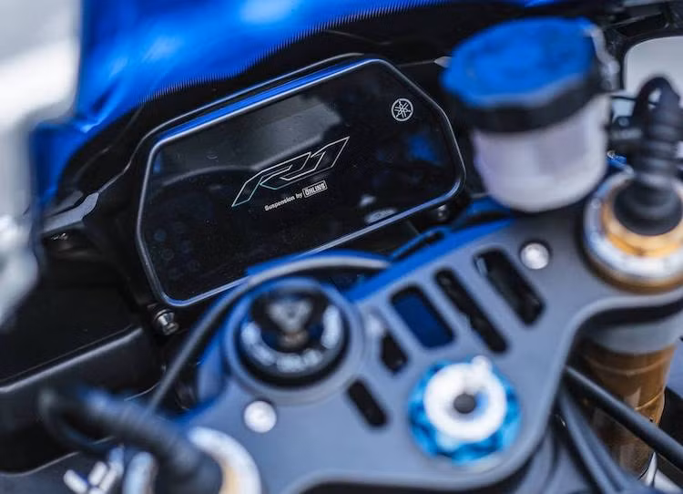 Một số công nghệ nổi bật trên R1 bao gồm con quay hồi chuyển 6 hướng, hệ thống kiểm soát lực kéo (TCS), kiểm soát độ trượt (Slide Control System - SCS), kiểm soát độ nâng đầu xe (Lift Control System - LIF), kiểm soát tăng tốc (Launch Control System - LCS) và hệ thống chuyển số nhanh (Quick Shift System - QSS) giúp người lái có thể chuyển số không cần bóp côn...