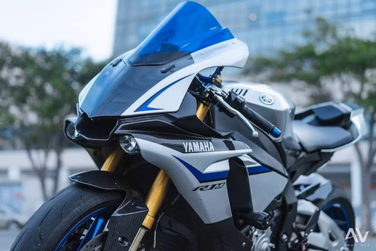  Siêu môtô Yamaha R1M là phiên bản đặc biệt của dòng R1, với số lượng sản xuất giới hạn chỉ 500 chiếc trên toàn Thế giới. So với R, R1M có các cải tiến như phuộc Öhlins ERS bán chủ động, quây gió bằng sợi carbon và được tích hợp sẵn hệ thống Communication Control Unit (CCU), cho phép người dùng tải về các dữ liệu GPS thông qua wifi và thiết lập các chế độ chạy theo từng điều kiện.