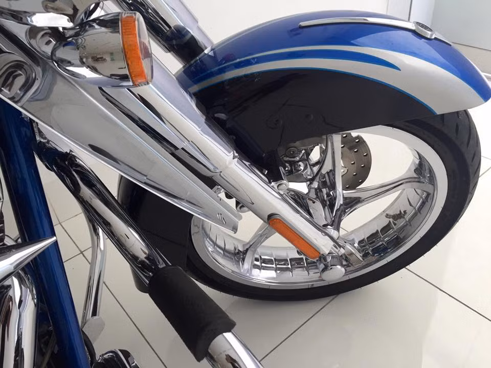 Một chi tiết không thể không nhắc tới trên phiên bản Softail Convertible CVO 2010 này đó là cặp mâm "hàng thửa" Stinger với thiết kế 5 cánh xoắn và được ma chrome sáng bóng. Ngoài ra, chiếc xe còn có nước sơn đặc biệt với các họa tiết màu bạc và đen.