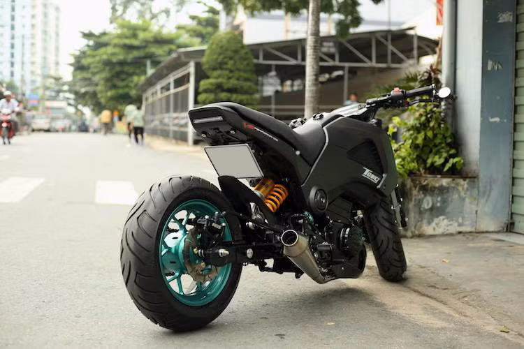 Với những phụ tùng thường được dân chơi Honda Grom ở Mỹ ưa chuộng, một chiếc Honda MSX 125 đã có kiểu dáng thấp, dài đầy "chất chơi" theo phong cách kiểng Mỹ.