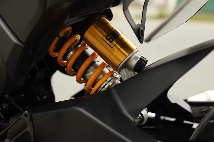 Cuối cùng, hệ thống phuộc sau cũng đã được nâng cấp lên loại Ohlins "hàng hiệu", khiến chiếc xe không chỉ hấp dẫn mà còn có cảm giác điều khiển tốt hơn.