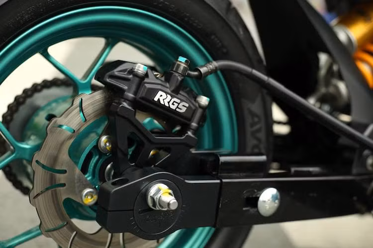 Đóng vai trò quan trọng trong việc tạo nên kiểu dáng của xe là bộ nối gắp sau của Composimo, kèm theo ốc tăng xích theo phong cách của Kawasaki Z1000. Chiếc xe cũng sử dụng heo RRGS bắt dọc và đĩa kiểng cho hệ thống phanh sau.