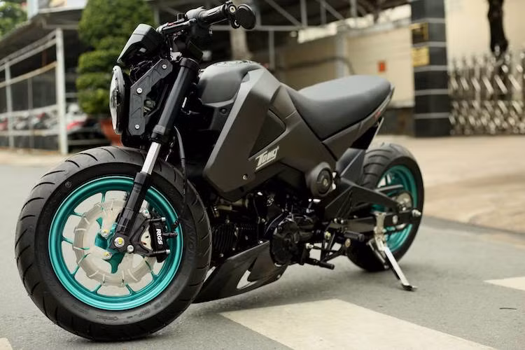 Do rất được ưa chuộng trên Thế giới nên Honda MSX 125 hay Honda Grom 125 thu hút được rất nhiều hãng phụ tùng nổi tiếng sản xuất ra những "đồ chơi" dành riêng cho chiếc xe. Sử dụng những phụ tùng này, một biker tại Sài Gòn đã "lên tầm đẳng cấp" cho mẫu minibike phân khối nhỏ này.