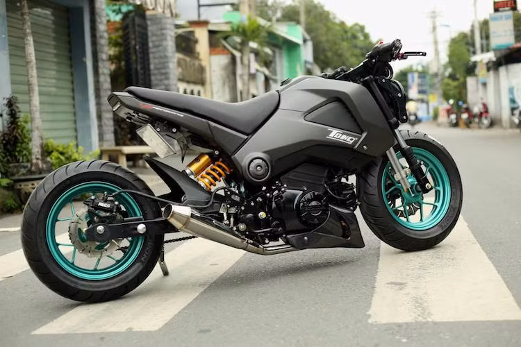 Dù vẫn sở hữu bộ vành nguyên bản 12 inch 5 cánh kép nhưng nhờ sử dụng lốp bản lớn hơn (130/70/12 cho bánh trước và 140/70/12 cho bánh sau), chiếc MSX 125 vẫn có được vẻ bề ngoài khỏe khoắn, đặc biệt khi thân xe nguyên bản đã được sơn màu đen mờ.