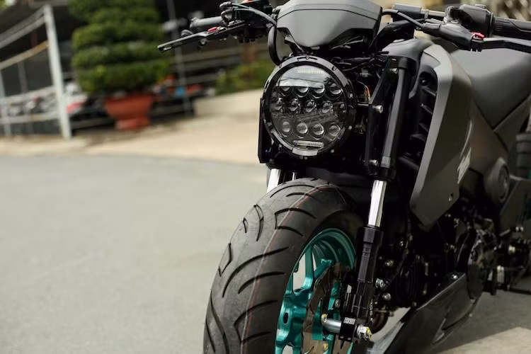 Bắt đầu từ phía trước, toàn bộ phần đầu nguyên bản của MSX 125 đã bị loại bỏ, thay vào đó là đèn pha LED mới với viền CNC, được bắt vào cặp phuộc của hãng RRGS bằng pát nhôm CNC màu đen. Hệ thống phanh trước cũng được nâng cấp với heo RRGS và đĩa hoa đồ chơi. Với phuộc trước ngắn hơn, đầu của chiếc MSX chúi về phía trước, đem tới cảm giác thể thao mạnh mẽ.