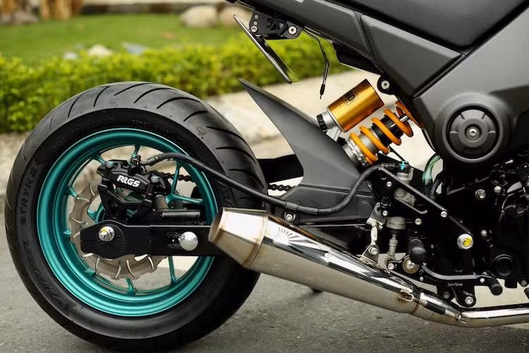 Khối động cơ 125 cc SOHC 2 van làm mát bằng gió nguyên bản của MSX cũng đã được chủ xe giữ nguyên, chỉ có tiếng nổ ấn tượng hơn so với nguyên bản nhờ hệ thống xả với cổ pô inox cùng pô độ quả chùy hàng nhập.