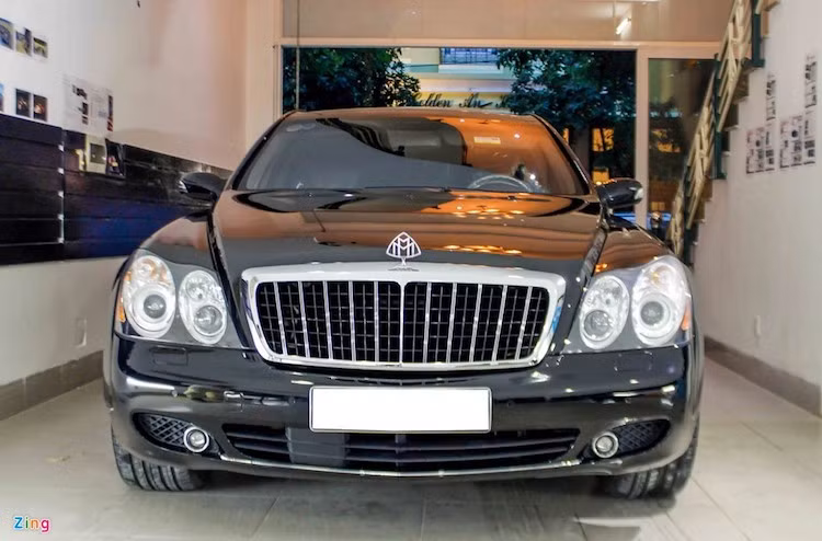 Mercedes hồi sinh thương hiệu siêu xe sang Maybach vào năm 1998 với chiếc Maybach 57. Chiếc xe được dựng trên khung của Mercedes-Benz S-Class nhưng dài hơn, chất liệu trên xe sang trọng hơn rất nhiều. Dòng xe này được hy vọng sẽ trở thành đối thủ trực tiếp của Rolls-Royce Phantom.