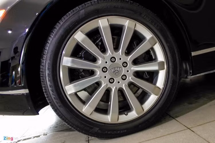 Xe được trang bị hệ thống treo độc lập, vành 20 inch kết hợp cùng lốp Michelin được thiết kế đặc biệt nhằm giảm độ ồn khi chạy trên đường xấu hoặc tốc độ cao.