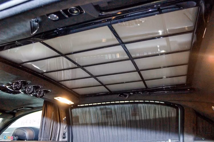 Những thay đổi lớn nhất trên Maybach 62S là không gian khoang sau. Maybach 62S là một trong những chiếc limousine đắt nhất thế giới, với giá xuất xưởng lên tới 460.000 USD, chính vì vậy các đại gia được cung cấp một khoang nội thất như trên du thuyền hạng sang.