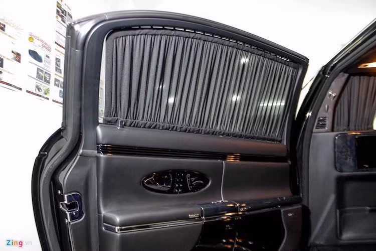 Rèm che nắng điều khiển bằng điện. Maybach còn có thêm tùy chọn ốp đá khoang nội thất trị giá 60.000 USD.