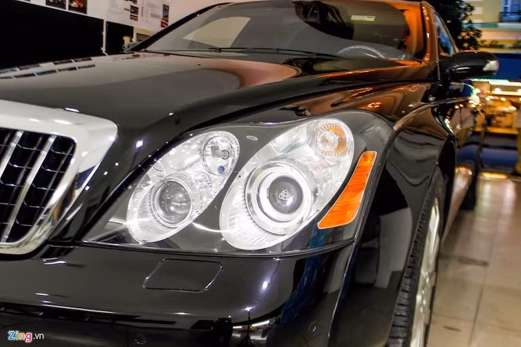 Cụm đèn pha bi-xenon là công nghệ đèn tiên tiến nhất ở thời điểm bấy giờ. Maybach 62S cũng chưa có đèn LED định vị như trên những mẫu xe sang trọng thời nay.