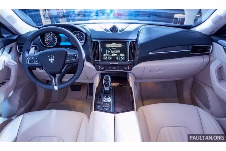 Ở bên trong nội thất của Levante, các chi tiết được bố trí khá giống dòng sedan Ghibli. Nằm chính giữa bảng điều khiển trung tâm là hệ thống thông tin giải trí thế hệ mới với màn hình 8,4 inch cảm ứng. Nếu muốn chiếc xe sang trọng, tiện nghi và phong cách hơn, khách hàng có thể lựa chọn giữa 3 gói trang bị là Zegna Edition, Luxury và Sport.