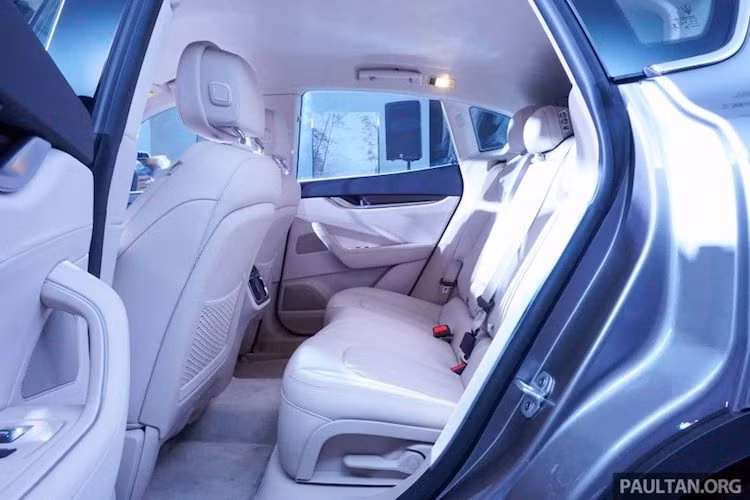 Các vật liệu cao cấp được sử dụng để làm nên nội thất như da thuộc, lụa Ermenegildo Zegna khiến cabin của Maserati càng trở nên "xịn" hơn. Nhờ có hệ thống treo trước dạng wishbone kép, treo sau liên kết 5 điểm và giảm xóc khí điều chỉnh 5 mức khoảng sáng gầm và 6 chế độ khác nhau, Levante có thể chuyển từ một chiếc xe sang êm dịu thành một chiếc xe thể thao cứng hơn.