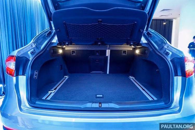 Dù có vòm mui thấp nhưng thể tích khoang hành lý của Levante vẫn lên tới 580 lít - thuộc hàng lớn nhất trong số những chiếc coupe SUV. Con số này còn có thể tiếp tục được mở rộng nhờ hàng ghế sau có khả năng gập 60/40. Mọi phiên bản của xe đều có cửa sau mở tự động.