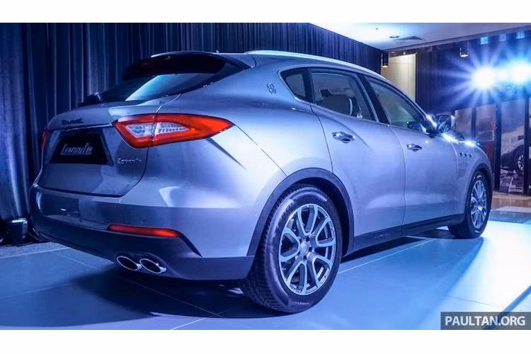 Trên chiếc SUV hạng sang này, Maserati cũng đã tiếp tục sử dụng nhiều chi tiết thiết kế đặc trưng của hãng như lưới tản nhiệt cong lõm vào trong, 3 khe tản nhiệt nằm trên vè trước cũng như là logo đinh ba "Saetta" nằm trên cột C - vốn đã xuất hiện từ năm 1963 trên chiếc Quattroporte đời đầu.