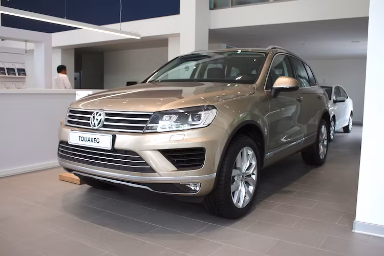 Ra mắt lần đầu vào năm 2002, Volkswagen Touareg mới là dòng xe SUV cỡ trung hạng sang của tập đoàn xe lớn nhất nước Đức Volkswagen. Tên gọi khá kỳ lạ của chiếc xe xuất phát từ tộc người du mục Tuareg trên sa mạc Sahara ở Bắc Phi.