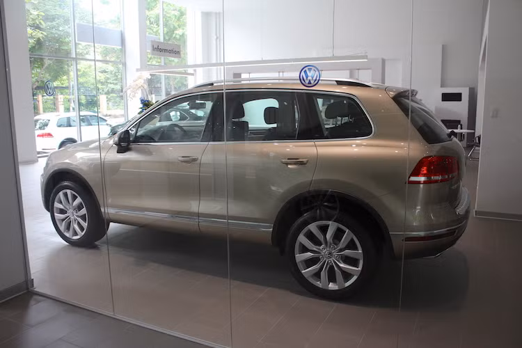 Volkswagen Touareg sở hữu kích thước D x R x C lần lượt là 4801 mm, 2208 mm và 1709 mm cùng chiều dài cơ sở 2893mm và khoảng sáng gầm 159mm. 2 bên thân xe cũng được thiết kế đơn giản, ít đường nét nổi bật nhưng vẫn gợi được cảm giác cao cấp.