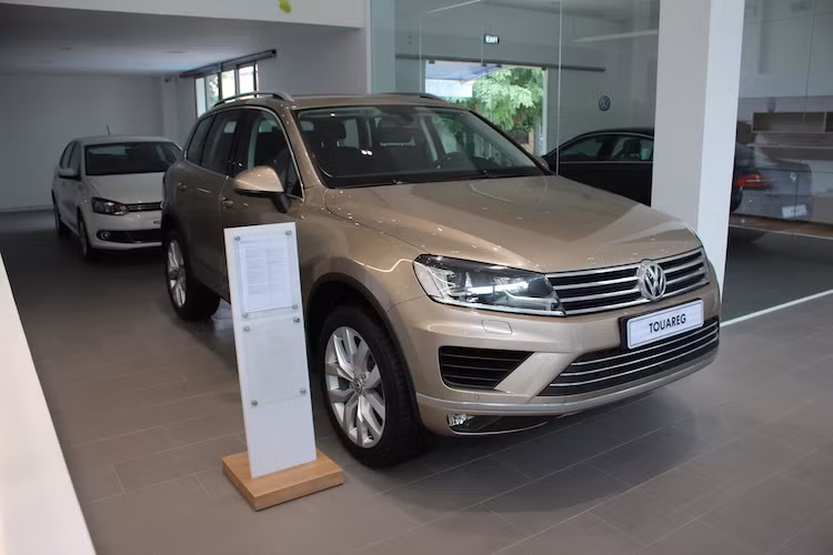 Được xây dựng trên nền tảng chassis PL52 của Volkswagen, Touareg là "họ hàng" với 2 mẫu SUV nổi tiếng khác là Audi Q7 và Porsche Cayenne. Tính tới nay, chiếc xe đã trải qua 2 thế hệ. Thế hệ thứ 2 của Touareg ra mắt lần đầu vào năm 2011 và được nâng cấp với cấu hình như hiện nay vào năm 2014.