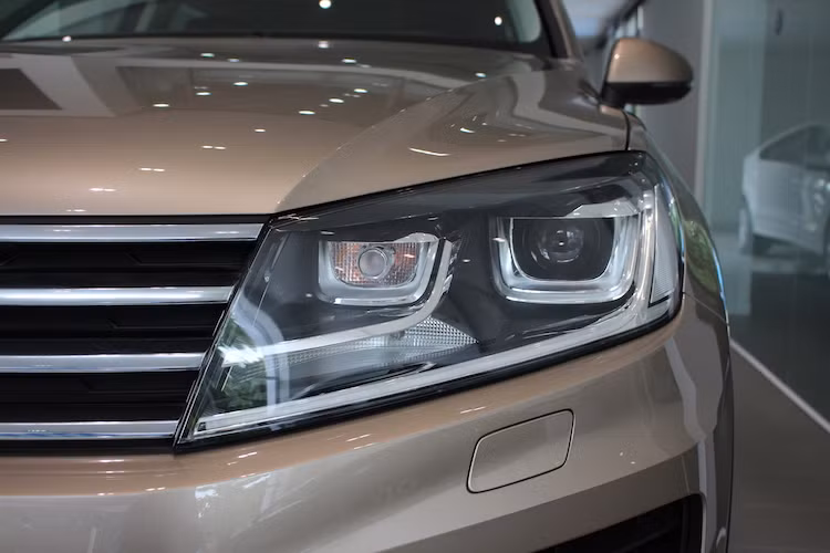 Touareg thế hệ thứ 2 cũng là mẫu xe đầu tiên trên Thế giới được trang bị công nghệ đèn pha chủ động chống chói. Đèn của chiếc xe có thể liên tục điều chỉnh không chỉ cường độ mà cả hướng chiếu của các tia sáng nhằm không gây chói mắt cho những phương tiện ở trước mặt nhưng khu vực xung quanh chúng vẫn được chiếu sáng đầy đủ.