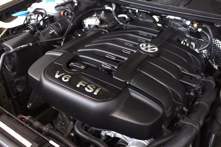 Với động cơ này, chiếc xe có thể đạt tốc độ tối đa 220 km/h với "thân hình" nặng hơn 2,1 tấn. Theo Volkswagen công bố, mức tiêu thụ nhiên liệu của Touareg trung bình là 9,9l/100 km với điều kiện đường hỗn hợp. Một số tính năng an toàn trên xe gồm 6 túi khí, phanh ABS, BA, EBD, chống trượt khi tăng tốc ASR, cân bằng điện tử ESP, khoá vi sai trung tâm điện tử, kiểm soát lực kéo EDTC, hỗ trợ khởi hành ngang dốc và đổ đèo, phanh tay điện tử và chức năng Auto Hold, hỗ trợ đỗ xe, cảnh báo tài xế buồn ngủ, khoá trẻ em,...