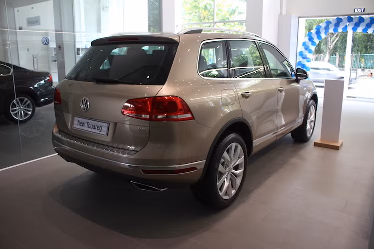 Ở phía sau, một lần nữa Touareg tiếp tục tạo cảm giác giản dị với những hộp đèn hậu có hình tứ giác bo theo 2 góc của xe, với các dải LED hình chữ L ở phía trong. Bên dưới cản sau là một đường kẻ mạ chrome lớn, cùng cặp ống xả kép bằng thép không rỉ đẹp mắt.